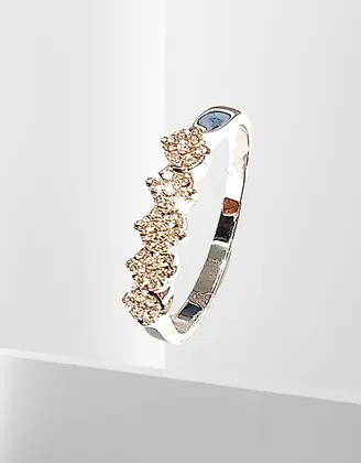 Anillo con diamantitos engastados en grano oro blanco 18 kilates