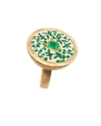 Anillo con esmeralda central