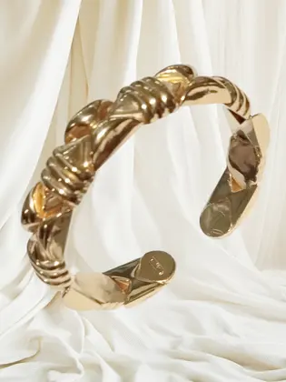 Pulsera tipo brazalete detalles geométricos oro amarillo