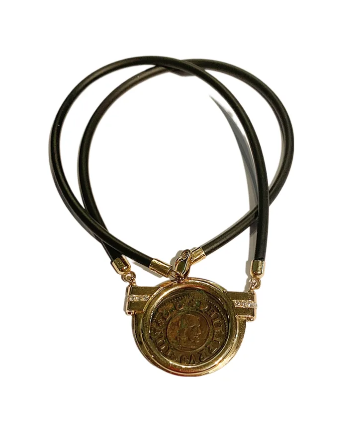 Collar con réplica de moneda antigua en engarce de oro amarillo y diamantitos