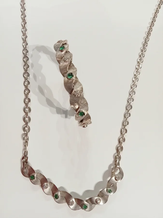 Gargantilla y pulsera diamantes y esmeraldas oro blanco