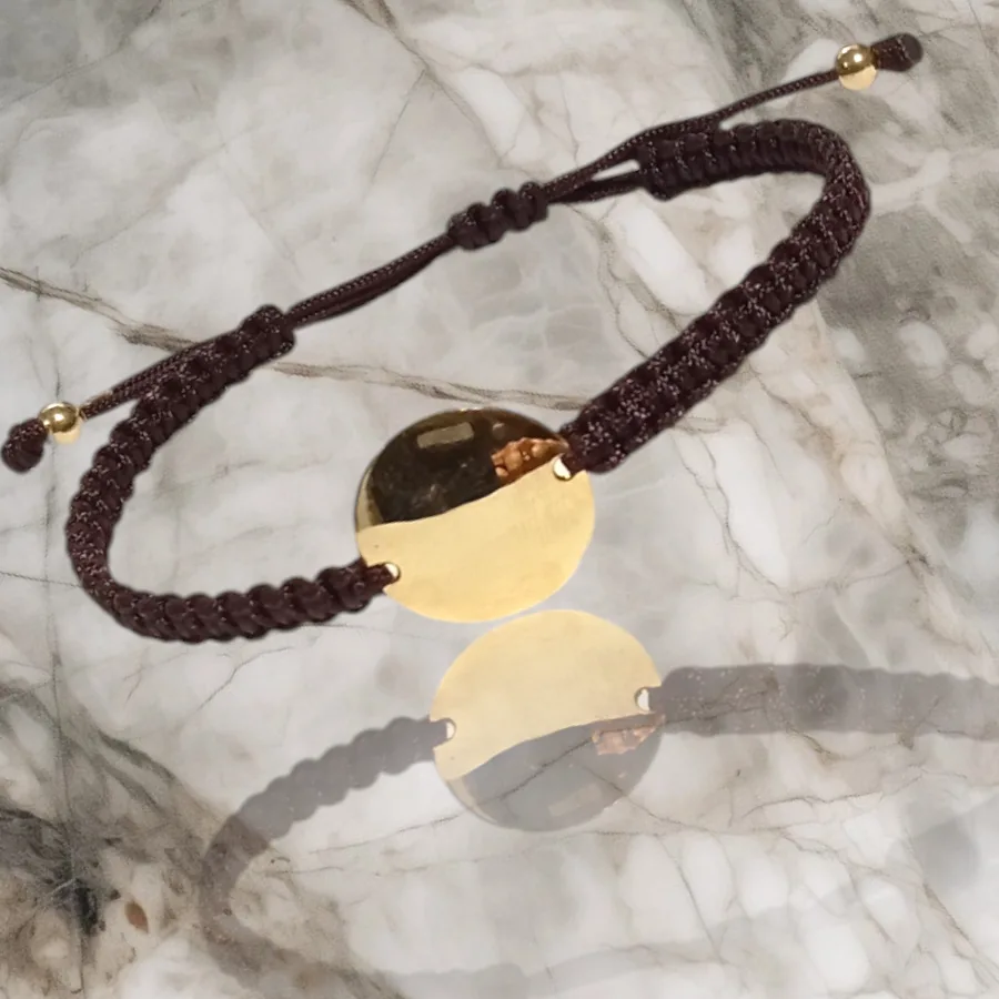Pulsera de macramé con chapa de oro amarillo